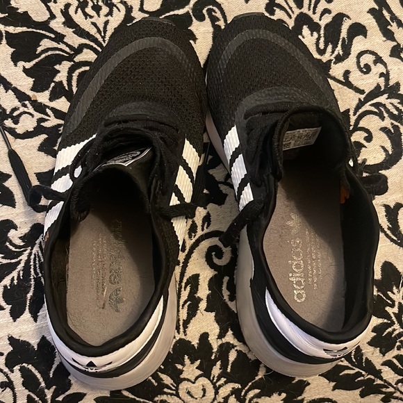 These are fairly worn adidas sneakers - Picture 5 of 6